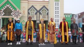 Wali Kota Tegal beserta Sekretaris Daerah, gunakan pakaian adat nusantara dalam acara senam bersama Tegal Mendunia, Minggu (15/02). (Foto : Istimewa) 