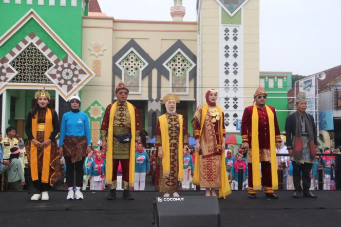 
					Wali Kota Tegal beserta Sekretaris Daerah, gunakan pakaian adat nusantara dalam acara senam bersama Tegal Mendunia, Minggu (15/02). (Foto : Istimewa) 