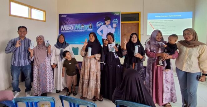 
					Peserta PKM memperkenalkan produk UMKM dari MBA MAYA | dok Unwahas.