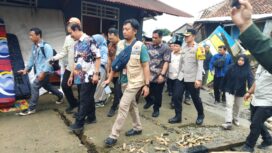 Kunjungan Ketua MPR RI, Akhmad Muzami, di lokasi bencana Desa Padasari, Senin (16/02). (Foto: Istimewa)