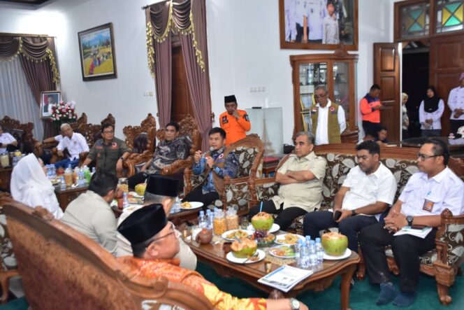 
					Koordinasi Pemkab Tegal dengan Pemerintah Pusat percepat tangani bencana di kabupaten Tegal, Senin (16/02). (Foto: Istimewa)