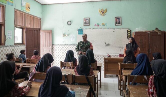 
					Satgas TMMD Reguler ke-127 Kodim 0713/Brebes Tanamkan Motivasi dan Disiplin di SDN Cikuya 01