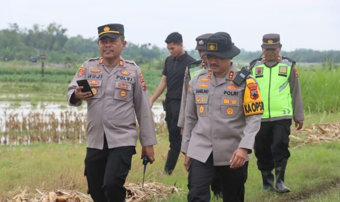 
					Tanggul Sungai Cabean Jebol, Polres Demak Evakuasi Warga Terdampak