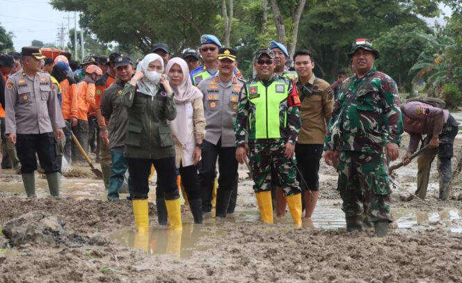 
					Kapolres dan Forkopimda Tinjau Tanggul Jebol, Ribuan Warga Demak Terdampak Banjir