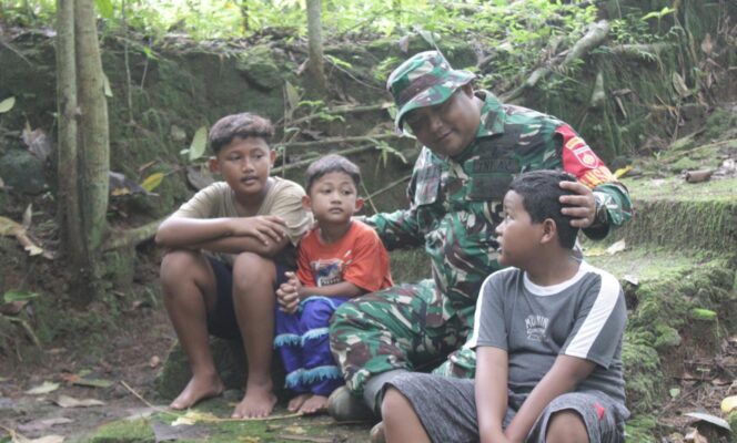 
					TMMD Reguler ke-127, Dandim Brebes Tunjukkan Sisi Humanis Bersama Anak-anak Cikuya 