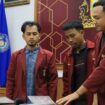 Penandatanganan buku Nalar Futurology Maroon oleh Dwi Kurniadi selaku editor dan Ketua RPK PK IMM Pondok Shabran UMS