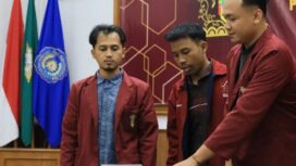 Penandatanganan buku Nalar Futurology Maroon oleh Dwi Kurniadi selaku editor dan Ketua RPK PK IMM Pondok Shabran UMS