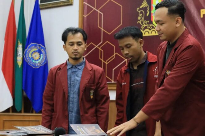 
					Penandatanganan buku Nalar Futurology Maroon oleh Dwi Kurniadi selaku editor dan Ketua RPK PK IMM Pondok Shabran UMS