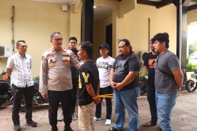 
					Pelaku Pembunuhan Mutilasi di Brebes Berhasil diringkus Tim Resmob Brebes di Majalengka, Selasa (17/04). (Foto: Humas Polres Brebes) 