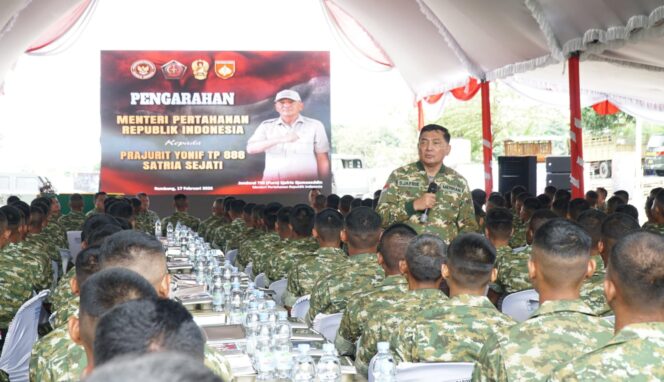 
					Pangdam IV/Diponegoro Dampingi Menhan Tinjau MA Yonif TP 888/Satria Sejati di Rembang