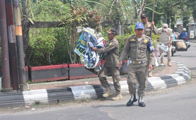 
					Satpol PP Copot Puluhan Reklame Liar di Ungaran