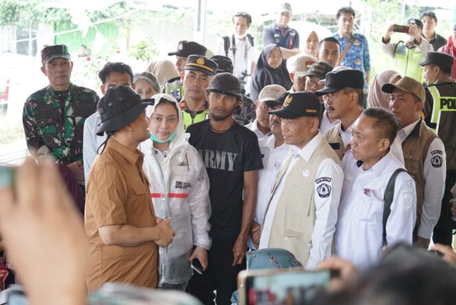 
					Akhmad Luthfi, Tinjau Tanah Bergerak, di Sirampog, Kabupaten Brebes, Rabu (18/02). (FOTO: Humas Pemkab Brebes)