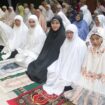 Wakil Walikota Tegal, Tazkiyyathul Muthmainnah, Sholat Tarawih Pertama di Masjid Agung Kota Tegal, Rabu (18/02). (Foto: Humas Pemkot Tegal)