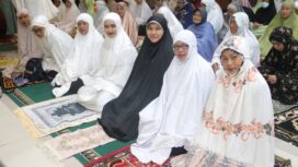 Wakil Walikota Tegal, Tazkiyyathul Muthmainnah, Sholat Tarawih Pertama di Masjid Agung Kota Tegal, Rabu (18/02). (Foto: Humas Pemkot Tegal)