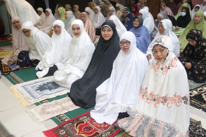 
					Wakil Walikota Tegal, Tazkiyyathul Muthmainnah, Sholat Tarawih Pertama di Masjid Agung Kota Tegal, Rabu (18/02). (Foto: Humas Pemkot Tegal)