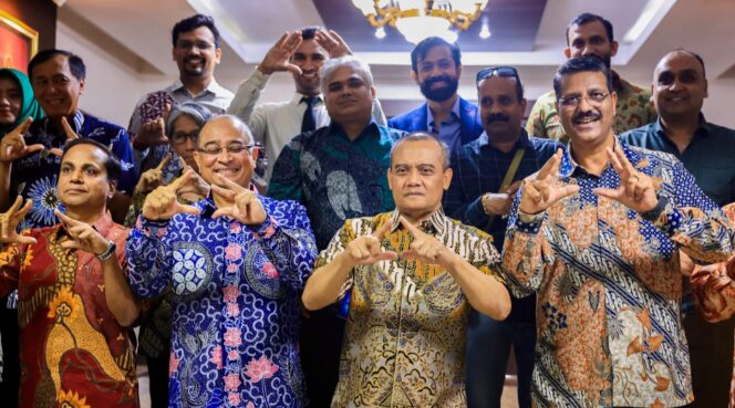 
					Gubernur Ahmad Luthfi bersama para investor dan Dubes India | dok Pemprov Jateng.