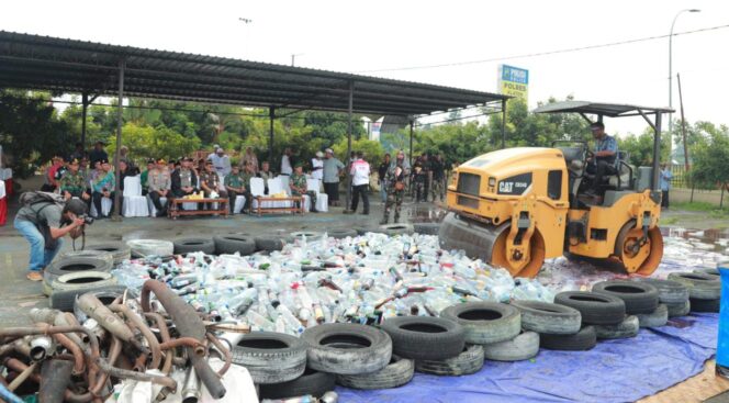 
					Polres Klaten Musnahkan Ribuan Botol Miras dan Ratusan Knalpot Brong