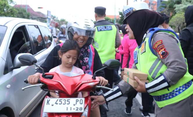 
					Berkah Ramadan, Polres Jepara dan Bhayangkari Bagikan Takjil kepada Pengguna Jalan