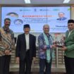 Dubes India menerima cinderamata dari Unwahas Semarang | dok Unwahas.