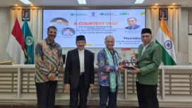 Dubes India menerima cinderamata dari Unwahas Semarang | dok Unwahas.