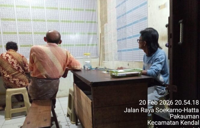 
					Ramadhan Tercoreng, Praktik Judi Togel di Komplek Pasar Kendal Terang-Terangan Beroperasi, Warga Desak Kapolres Turun Tangan