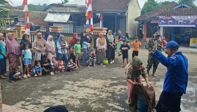 
					TMMD Reguler ke-127 Kodim 0713/Brebes Bekali Ibu PKK Desa Cikuya Keterampilan Cegah Kebakaran