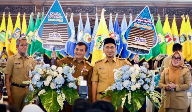 
					Setahun Holopis Kuntul Baris