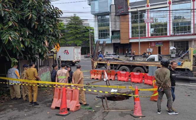 
					DPU Gerak Cepat Tangani Jalan Berlubang di Depan Kantor Disdik Kota Semarang