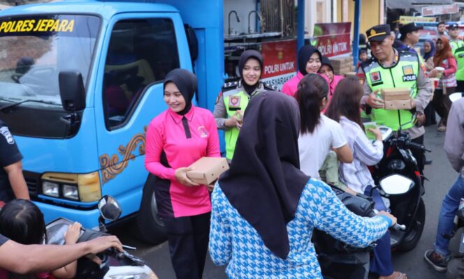 
					Hari Kelima Ramadan, Polres Jepara dan Bhayangkari Turun ke Jalan Bagikan Ratusan Takjil