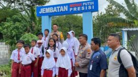Kombes Pol M Syahduddi, SIK, MSi bersama anak-anak sekolah yang ingin menyebrang dengan jembatan presisi | dok instagram Polsek Gajahmungkur.