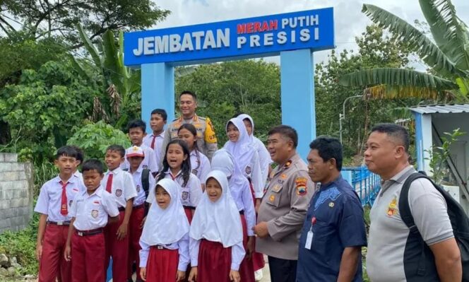 
					Kombes Pol M Syahduddi, SIK, MSi bersama anak-anak sekolah yang ingin menyebrang dengan jembatan presisi | dok instagram Polsek Gajahmungkur.