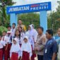 Kombes Pol M Syahduddi, SIK, MSi bersama anak-anak sekolah yang ingin menyebrang dengan jembatan presisi | dok instagram Polsek Gajahmungkur.