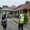 Tampak personil Polres Tegal sedang monitoring sebuah rumah pascabencana tanah gerak | dok Polres Tegal.