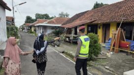Tampak personil Polres Tegal sedang monitoring sebuah rumah pascabencana tanah gerak | dok Polres Tegal.