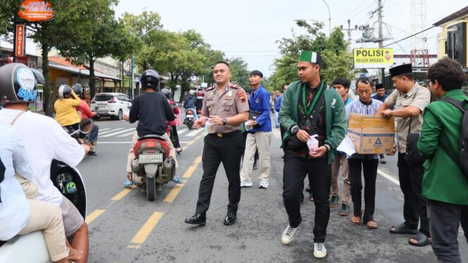 
					Ramadan Penuh Berkah, Polres Brebes dan Mahasiswa Bagikan Takjil serta Gelar Buka Puasa Bersama