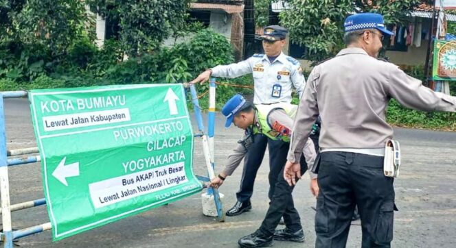 
					Truk dan Bus Wajib Lewat Jalur Lingkar, Polisi dan Dishub Terapkan Rekayasa Lalu Lintas di Bumiayu