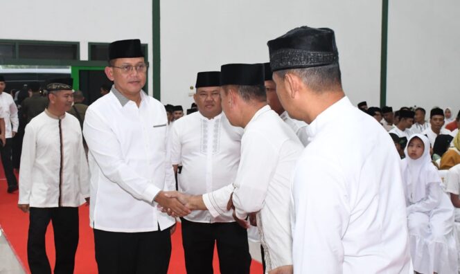 
					Pangdam IV/Diponegoro Tekankan Nilai Toleransi saat Tarawih Keliling di Salatiga