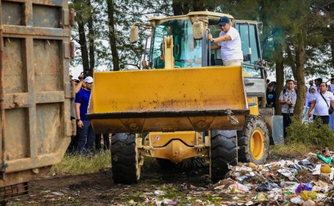 
					Naik Alat Berat di Pantai Jodo, Ahmad Luthfi-Taj Yasin Pimpin Gerakan Jateng ASRI Serentak di 35 Daerah