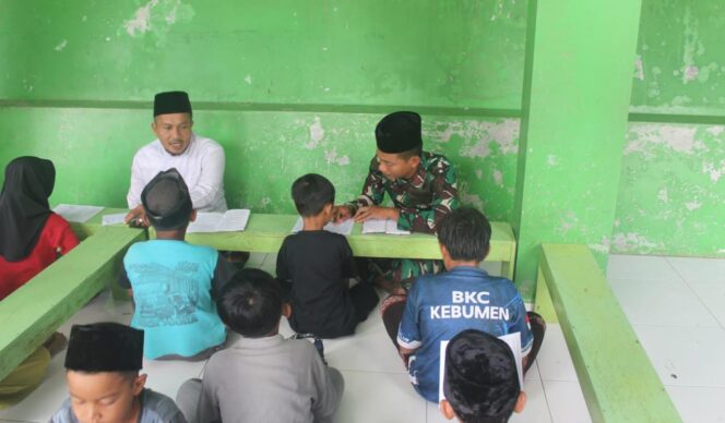 
					Prajurit TMMD Mengajar Mengaji, Hangatkan Ramadhan di Somagede