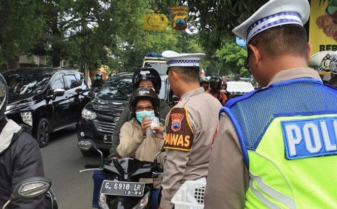 
					Ramadhan Berbagi, Satlantas Polres Tegal Bagikan Takjil di Bulan Ramadan