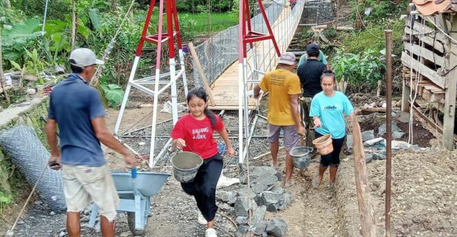 
					Gotong Royong Bangun Jembatan, Warga Kalibagor Perkuat Akses Antarwilayah