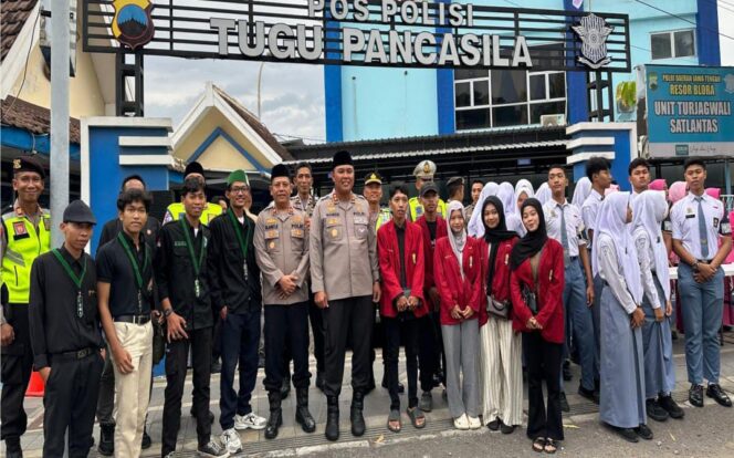 
					Polres Blora Gandeng Mahasiswa dan Gen Z Bagikan 300 Takjil dan 300 Paket Sembako di Tugu Pancasila
