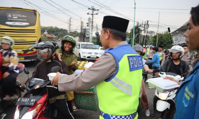 
					Ramadan, Polres Jepara dan Mahasiswa Bagikan 300 Takjil Sambil Edukasi Tertib Lalu Lintas