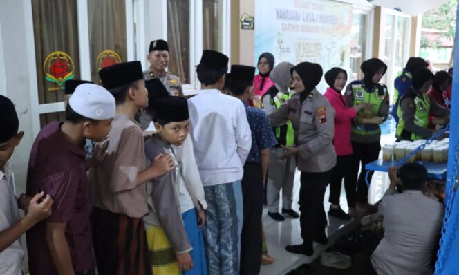 
					Polres Jepara Bagikan 300 Takjil untuk Santri Ponpes Mandiri Darul Qur’an Mlonggo