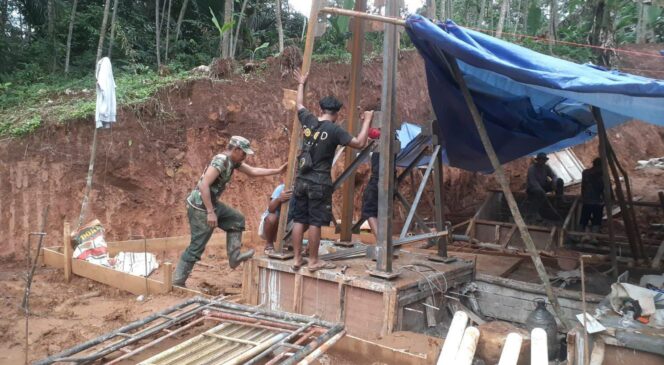 
					TNI dan Warga Bangun Kembali Jembatan Gantung Garuda, 1.034 KK Kembali Miliki Akses Penghubung