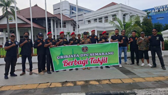 
					GRIB Jaya DPC Kota Semarang Bagikan 500 Takjil di Tugu Muda
