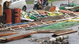 Jalan Ki Narto Sabdo dilubangi guna pemasangan tiang tenda tenant pasar rakyat Dugderan Semarang