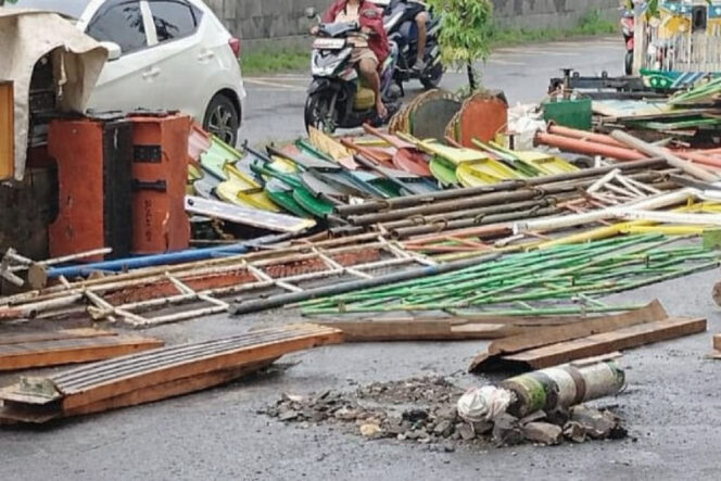 
					Jalan Ki Narto Sabdo dilubangi guna pemasangan tiang tenda tenant pasar rakyat Dugderan Semarang