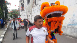 Kirab Tradisi Ketuk Pintu Pasar Semawis
