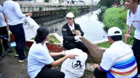 Wali Kota Semarang Agustina Wilujeng pimpin aksi bersih di Kali Tawang Mas. Sebanyak 1,1 ton sampah diangkut untuk kurangi risiko banjir jelang musim hujan 2026.